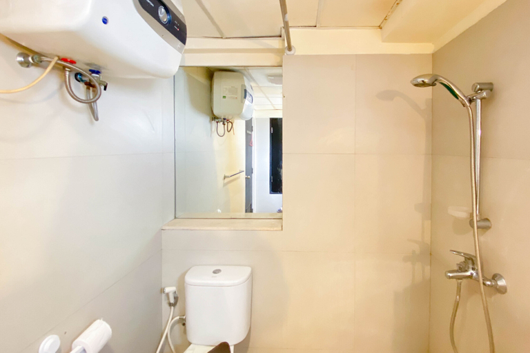 Bathroom 5, Cozy and Modern Look 2BR The Wave Kuningan Apartment By Travelio, Jakarta Selatan