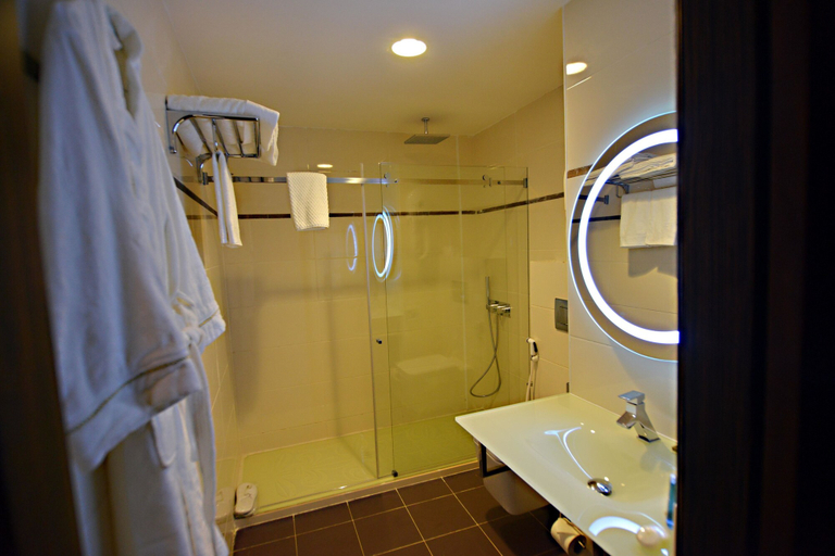 Bathroom 5, Hôtel Fleur de Lys Plateau, Dakar