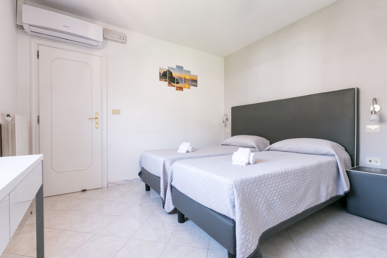Bedroom 4, Sisters Hostel, Napoli