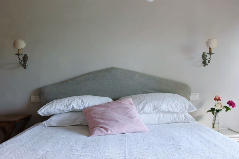 Bedroom 2, Private Room in small medieval borgo, Siena