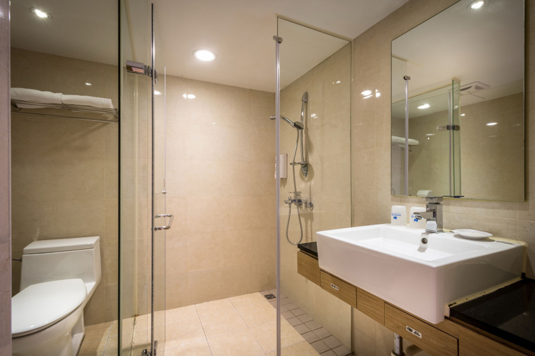 Bathroom 5, Country Garden Hotel, Chiayi City