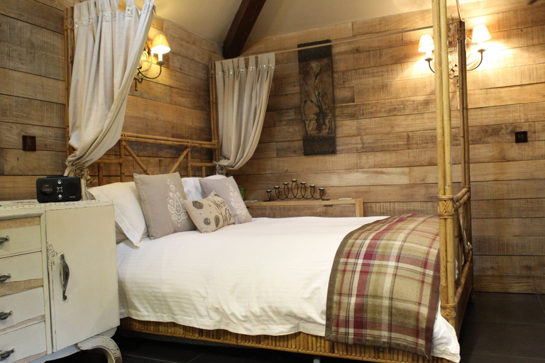 Bedroom 2, The Devil's Cradle, Surrey
