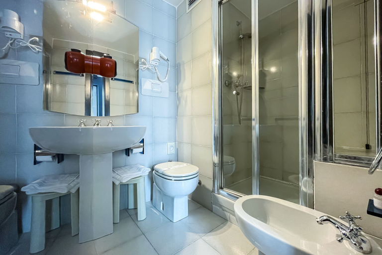 Bathroom 4, Hotel Britannia, Genova
