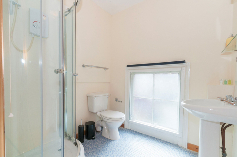 Bathroom 3, Voussoir Apartments, Leeds
