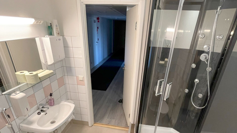 Bathroom 3, Kuukkeli Ivalo Airport Inn, Lapland
