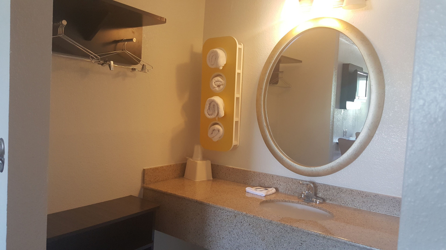 Bathroom 4, Motel 6 Columbus, OH - OSU, Franklin