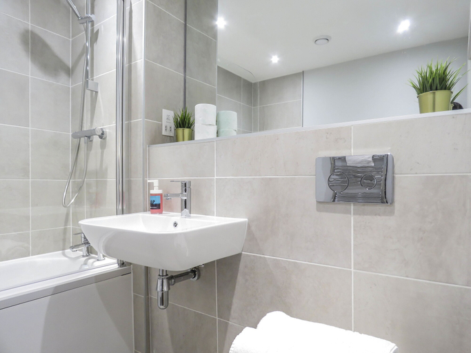 Bathroom 3, Tudors eSuites Birmingham Apartments with Gated Parking, Birmingham