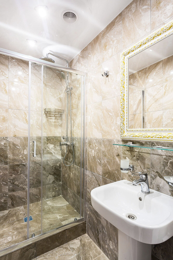 Bathroom 4, Hotel San-Remo, Central