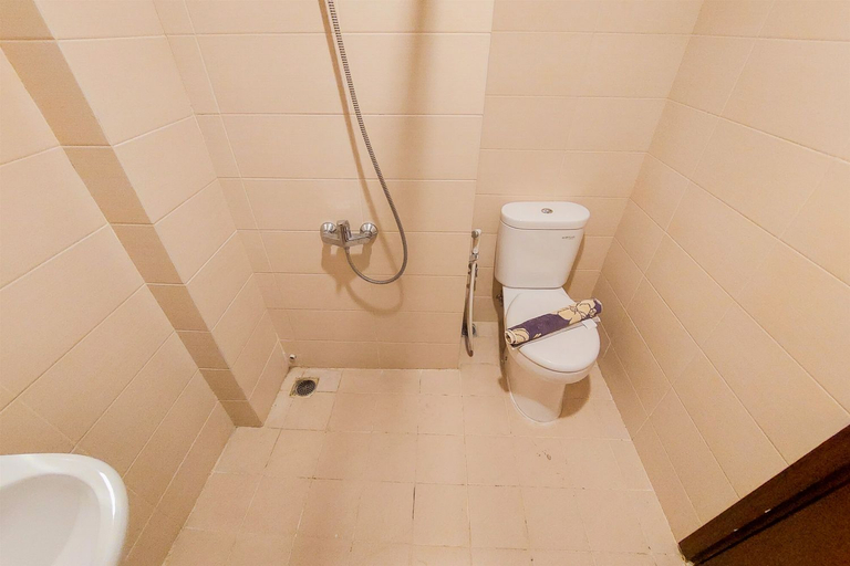 Bathroom 5, Strategic and Restful 1BR at Casa De Parco Apartment By Travelio, Tangerang