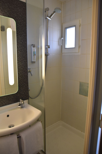 Bathroom 4, ibis Rochefort, Charente-Maritime