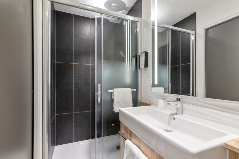 Bathroom 4, Campanile Epinal Centre - Gare, Vosges