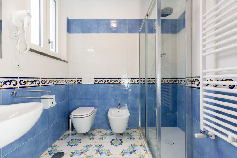 Bathroom 4, Hotel Giosuè a mare, Napoli