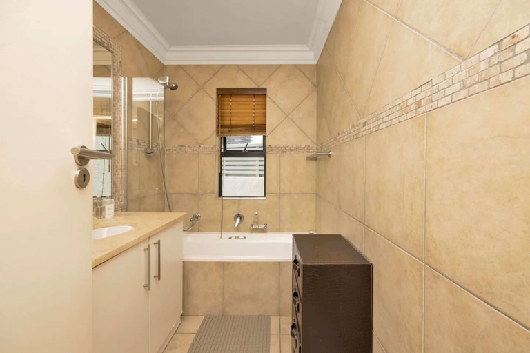Bathroom 3, Bright and Stylish Beachfront Apartment, City of Cape Town