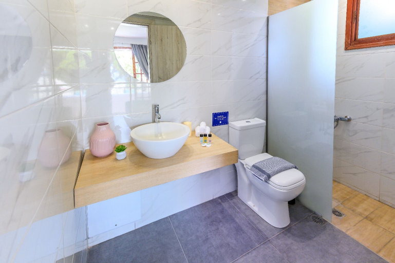 Bathroom 4, Jonathan City Apartments, South Aegean