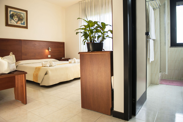 Bedroom 3, Hotel Califfo, Cagliari