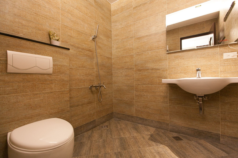 Bathroom 3, Puzzle, Yilan