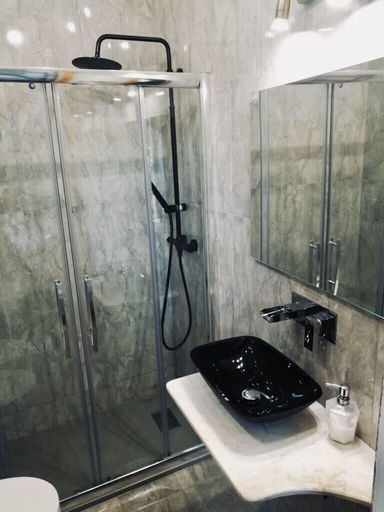 Bathroom 4, Aloha House, Latina