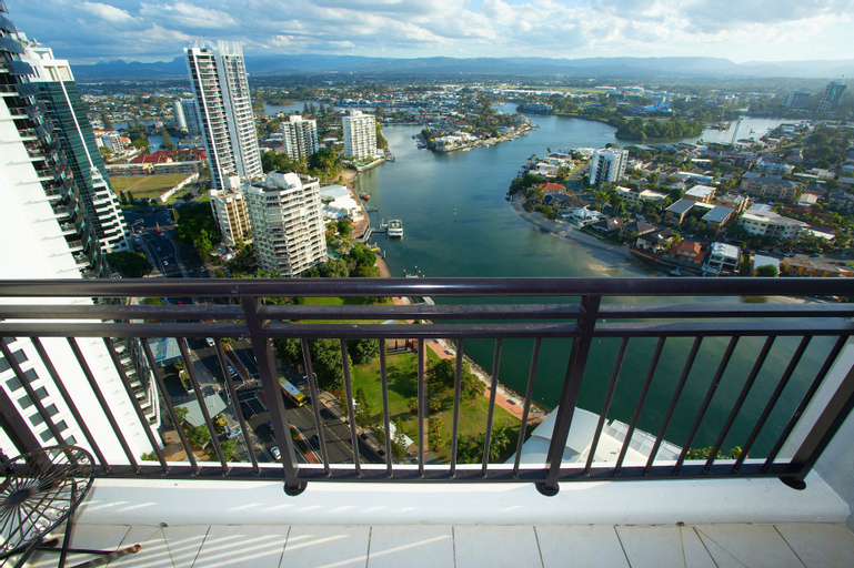 Exterior & Views 27