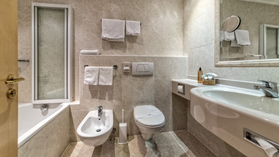 Bathroom 5, Hotel Il Tyrol, Bolzano