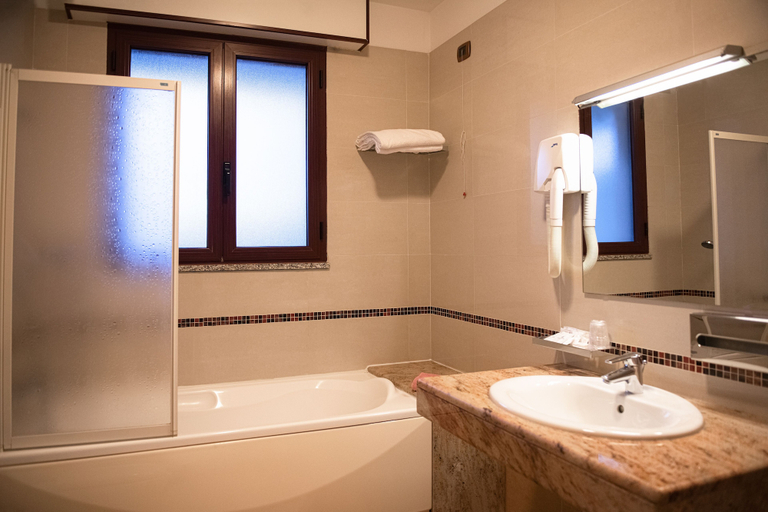 Bathroom 5, Hotel Califfo, Cagliari