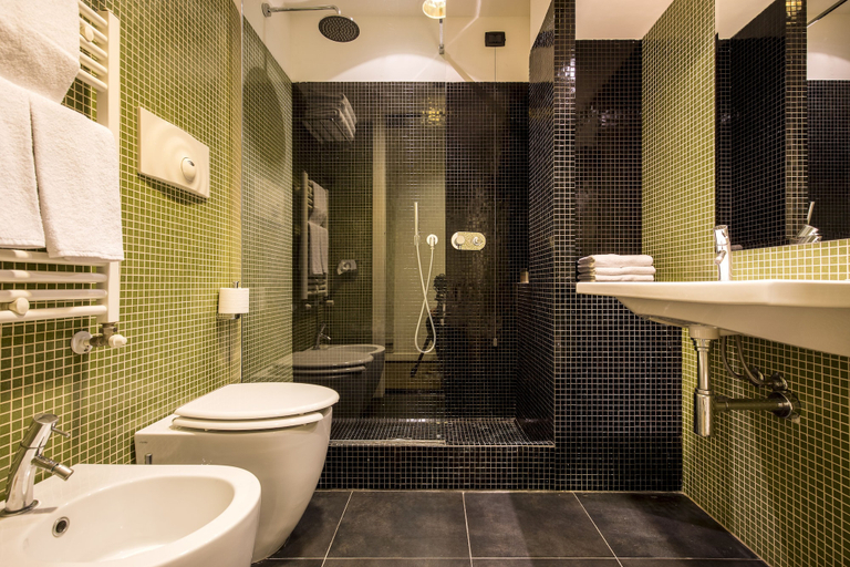 Bathroom 5, 43 Station Hotel, Milano