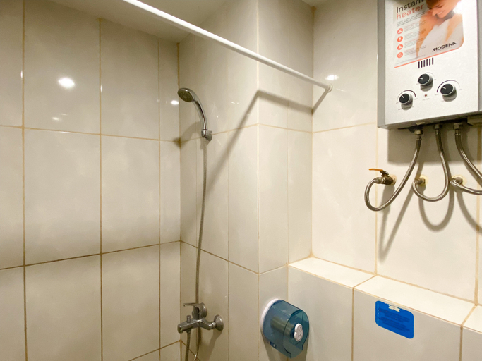 Bathroom 4, Modern and Homey Studio at Grand Kamala Lagoon Apartment By Travelio, Bekasi
