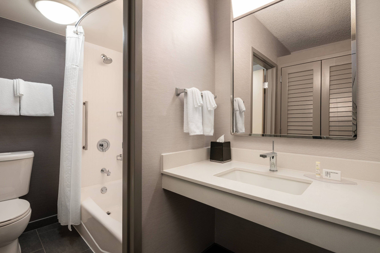 Bathroom 4, Courtyard by Marriott Seattle Southcenter, Tukwila