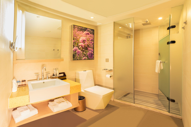 Bathroom 4, Lavande Hotel Qingdao Wusi Plaza Branch, Qingdao