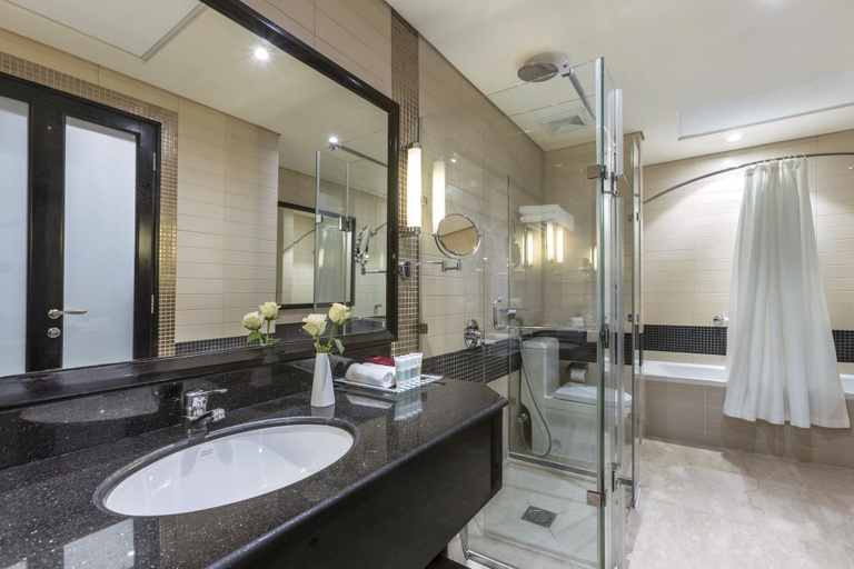 Bathroom 5, Crowne Plaza AL KHOBAR by IHG, Al Khobar