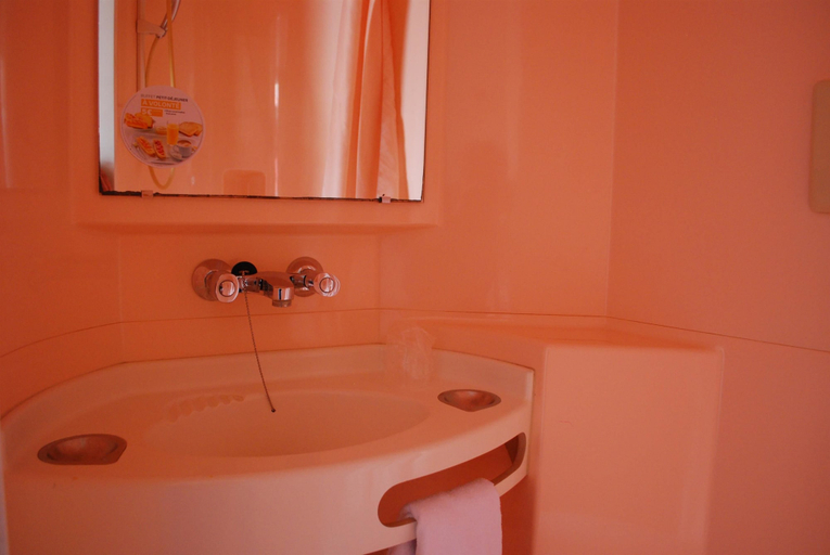 Bathroom 5, Premiere Classe Epinal, Vosges