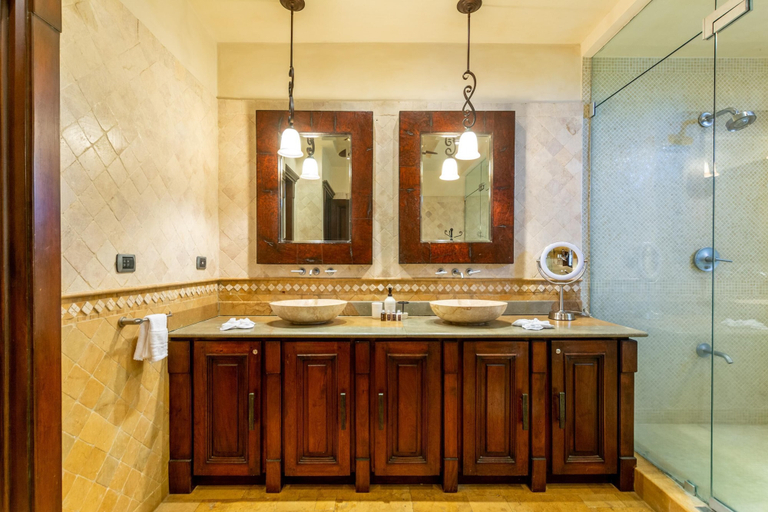 Bathroom 4, Elegant Mediterranean-Style Mansion with Beachfront Views and Private Infinity Pool, Santa Cruz