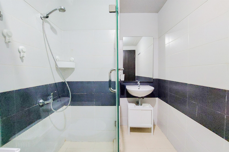 Bathroom 5, Comfort and Homey 1BR Apartment Scientia Residence By Travelio, Tangerang