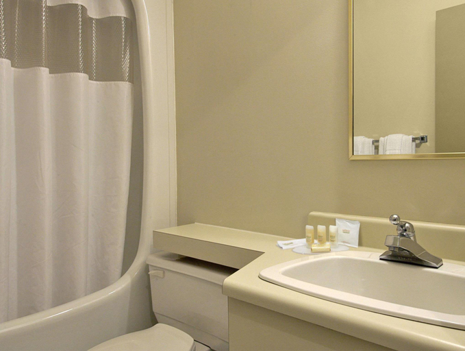 Bathroom 3, DAYS INN - STE. HELENE-DE-BAGOT, Les Maskoutains
