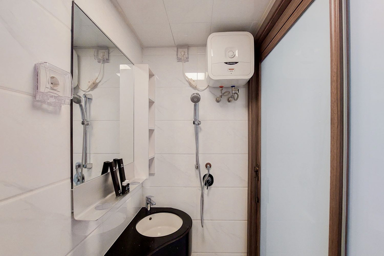 Bathroom 2, Warm and Cozy Studio Sky House BSD Apartment By Travelio, South Tangerang