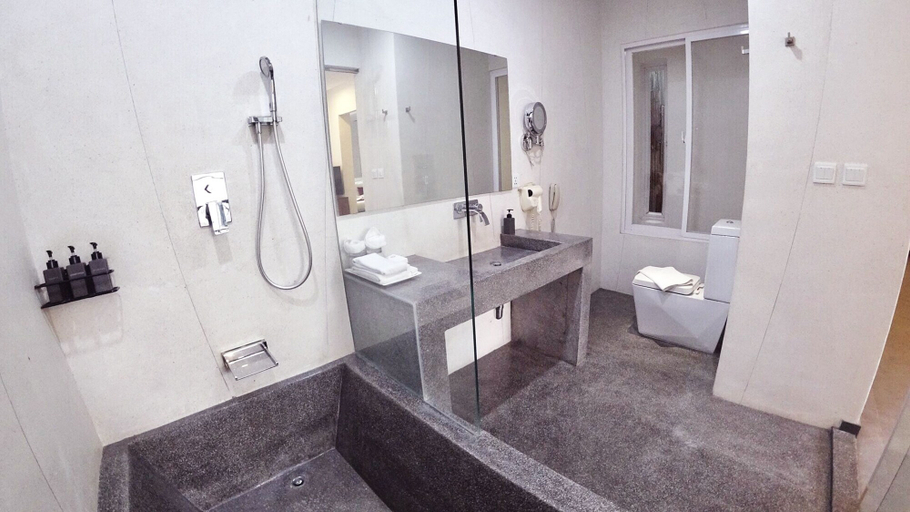 Bathroom 3, Hotel Records, Phnom Penh