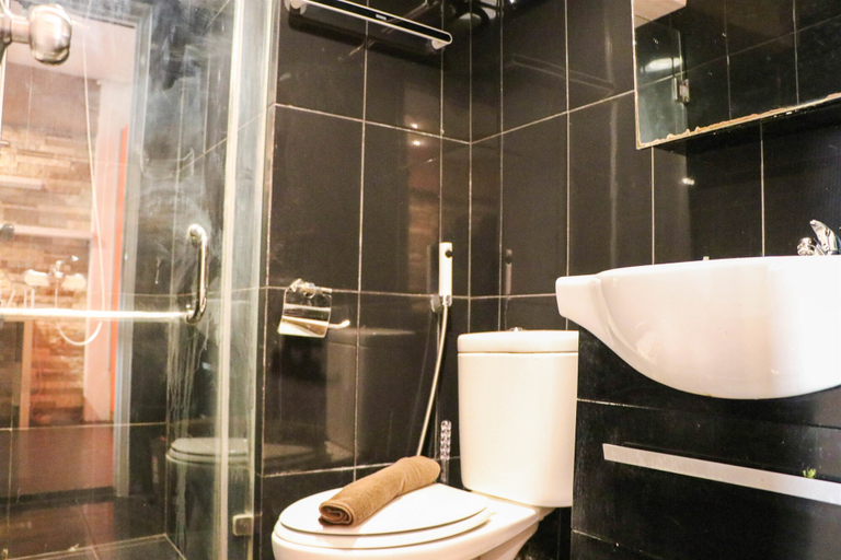 Bathroom 5, Spacious and Comfort Stay Studio at Green Bay Pluit Apartment By Travelio, Jakarta Utara
