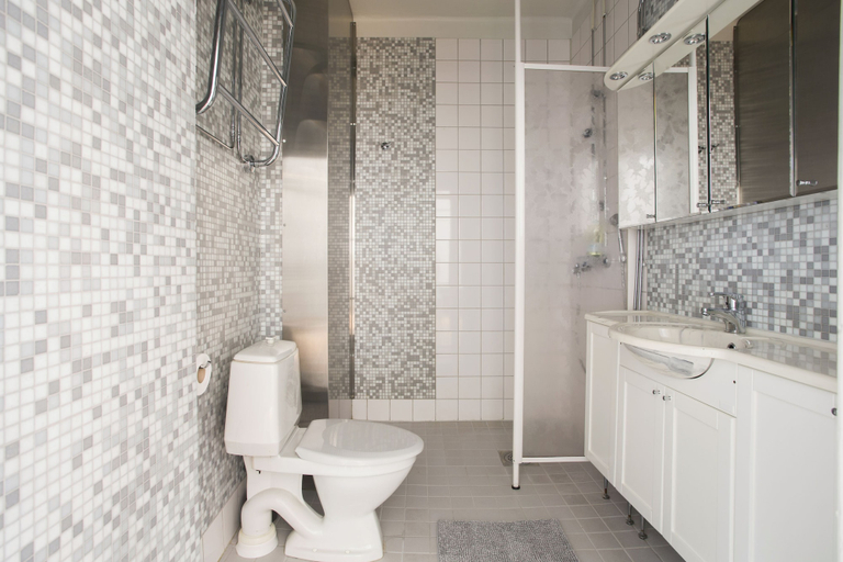 Bathroom, 2ndhomes 2BR apartment by the Esplanade Park, Uusimaa
