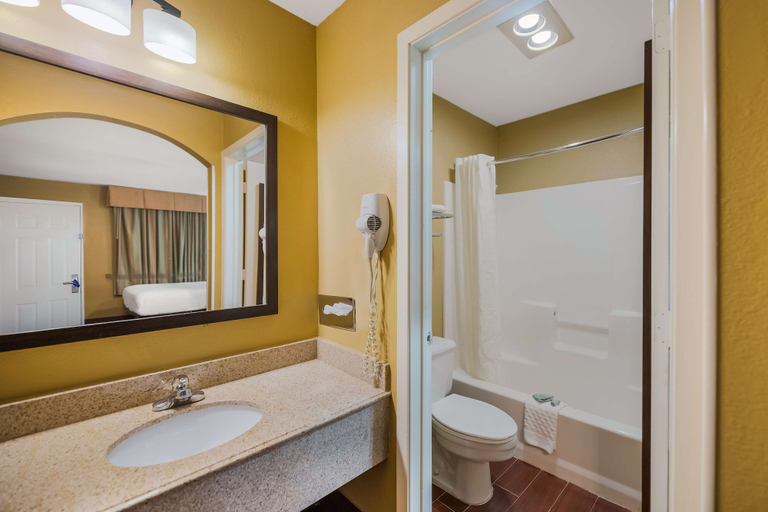 Bathroom 5, SureStay Hotel by Best Western Mt Pleasant, Titus