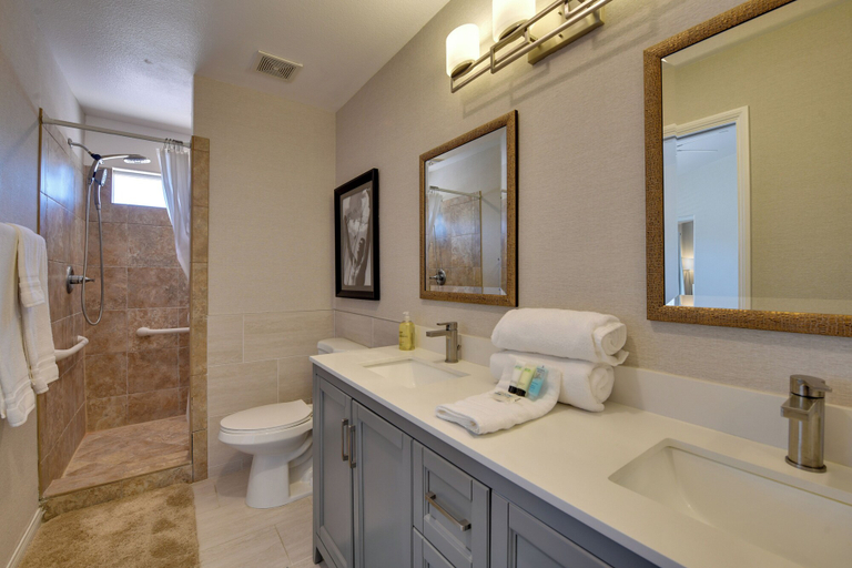 Bathroom 4, Updated Abode: 22 Mi to Joshua Tree National Park!, San Bernardino