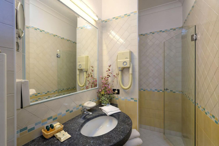 Bathroom 5, Le Querce Resort Sea Thermae & SPA, Napoli