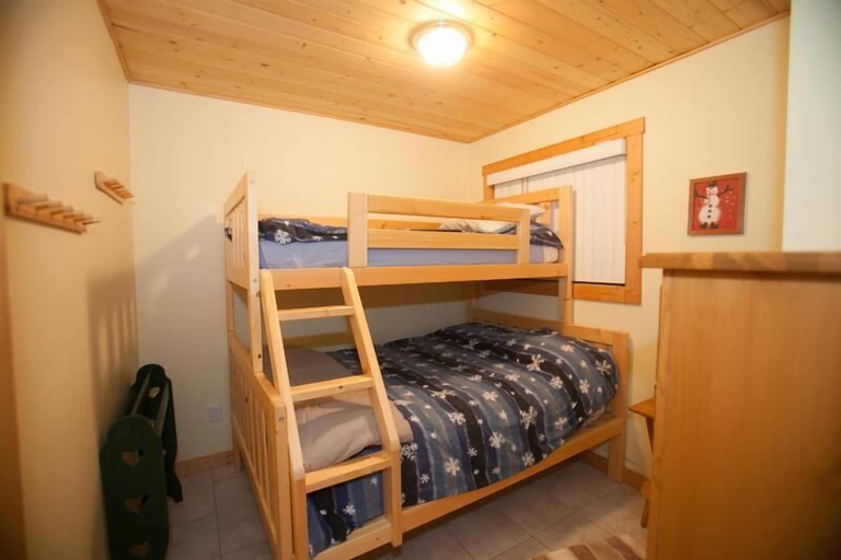 Bedroom 2, Outlaws Inn by Apex Accommodations, Okanagan-Similkameen