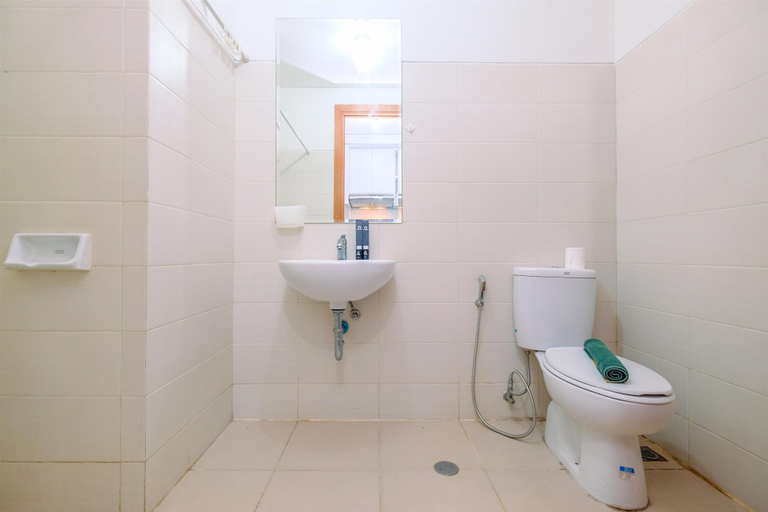 Bathroom 3, Comfort Studio At Woodland Park Residence, Jakarta Selatan