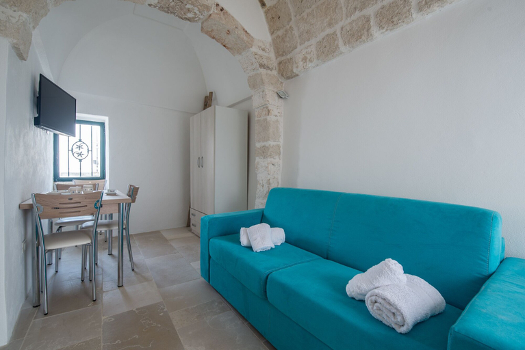Others 5, Casina Nina, Brindisi