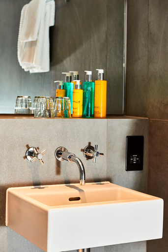 Bathroom 3, New Road Hotel, London