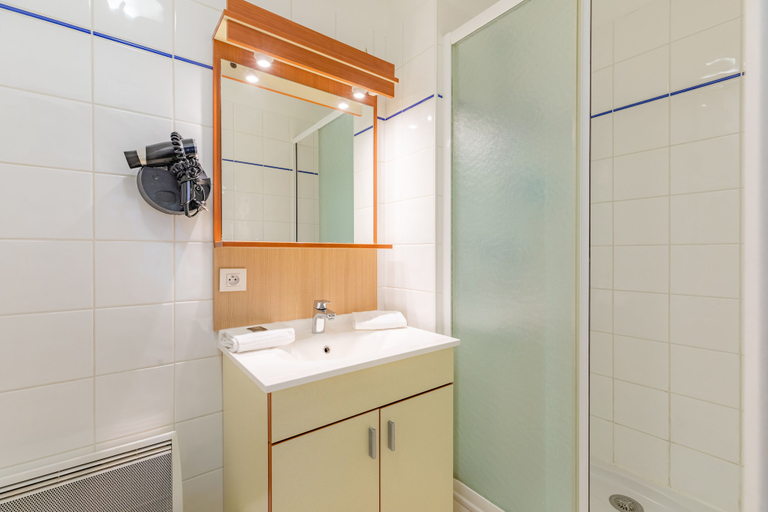 Bathroom 2, Appart'City Classic Caen, Calvados
