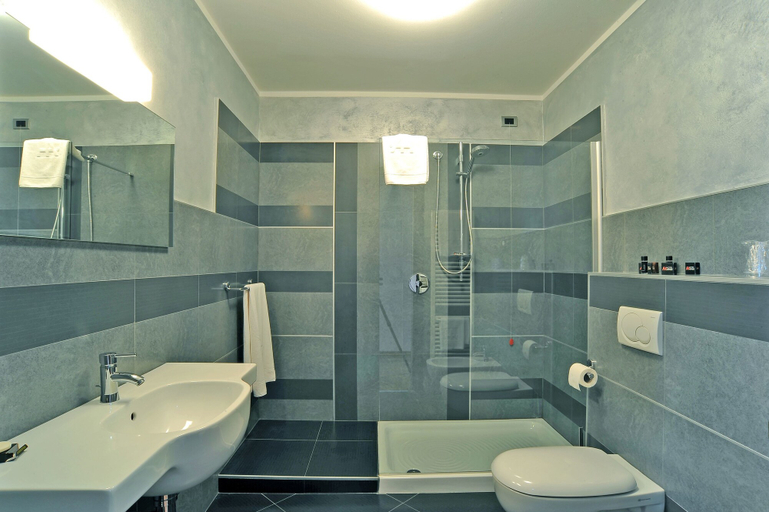 Bathroom 5, Hotel Arthur, Modena