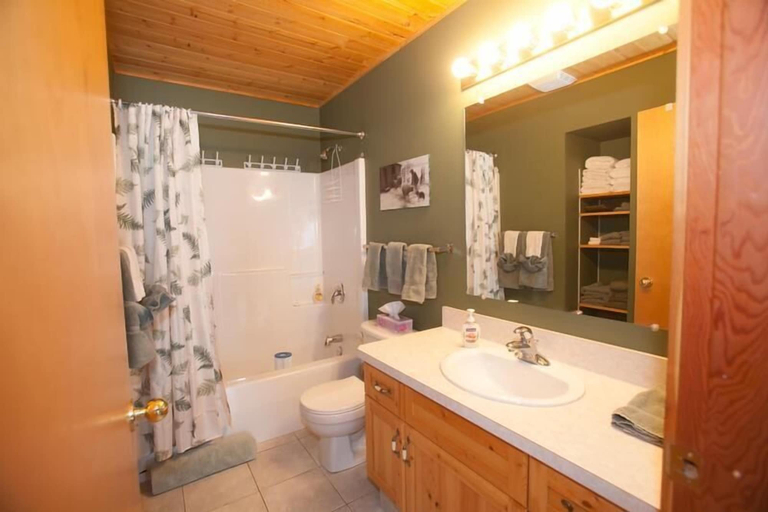 Bathroom 3, Outlaws Inn by Apex Accommodations, Okanagan-Similkameen