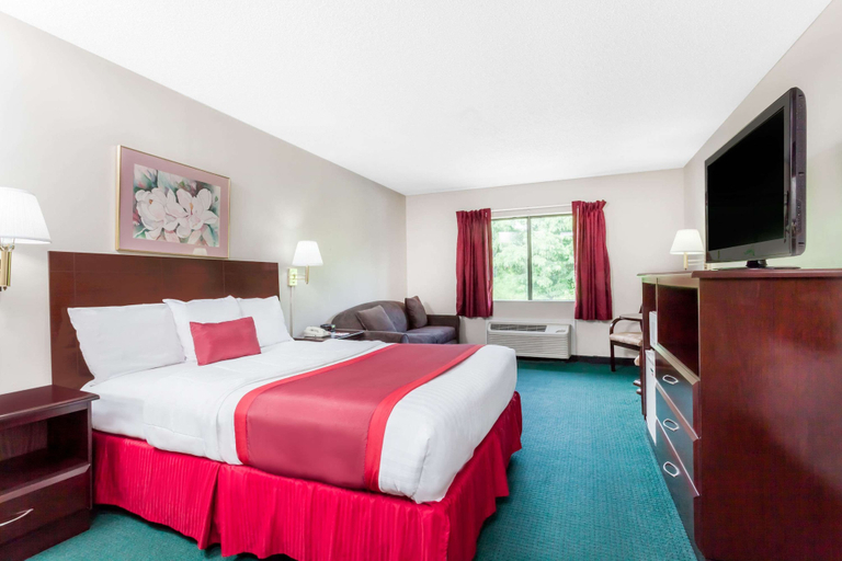 Bedroom 3, Ramada by Wyndham Tell City, Perry