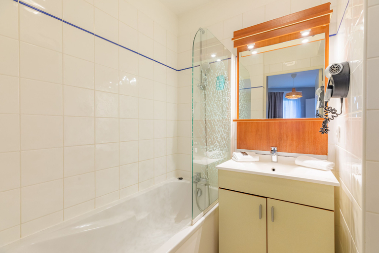 Bathroom 3, Appart'City Classic Caen, Calvados