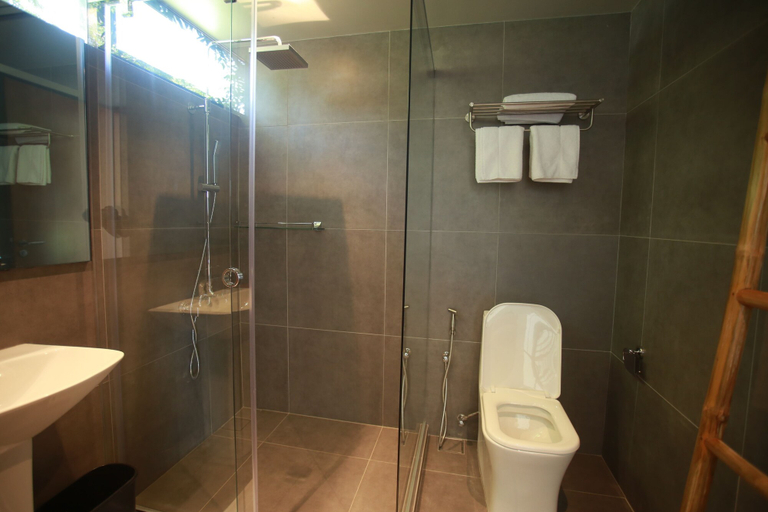 Bathroom 5, Cala Laiya, San Juan
